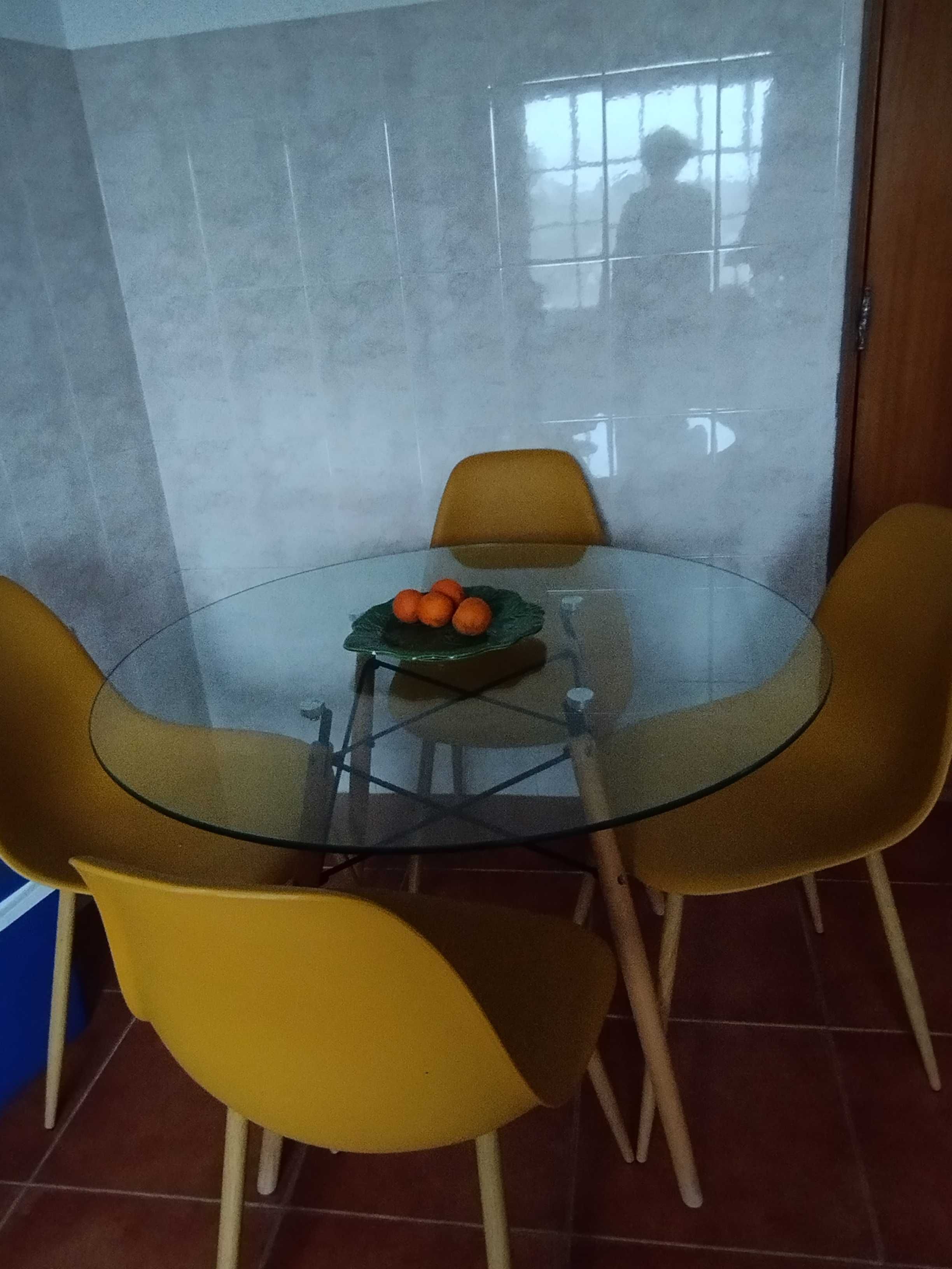 Vende essa mesa com as cadeiras
