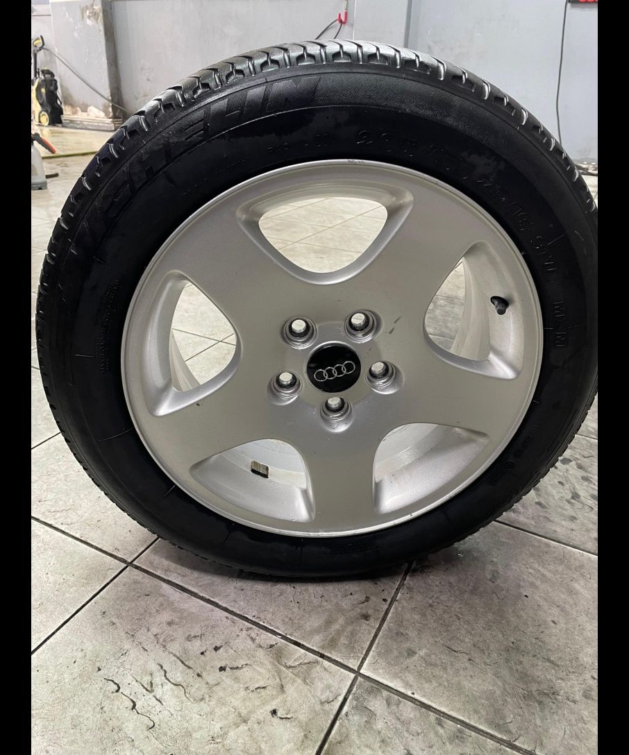 Jantes Originais Audi 16' com Pneus Michelin praticamente novos