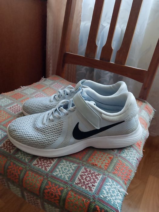 Кросівки чоловічі Nike Revolution