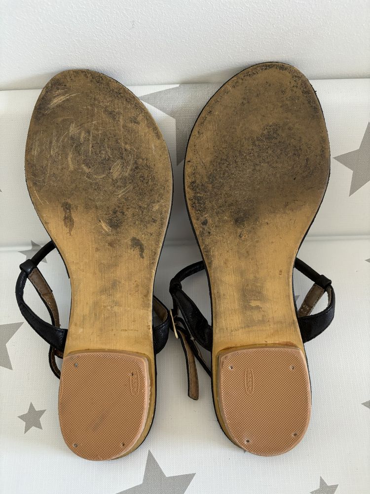 Sandalias rasas com estrela dourada