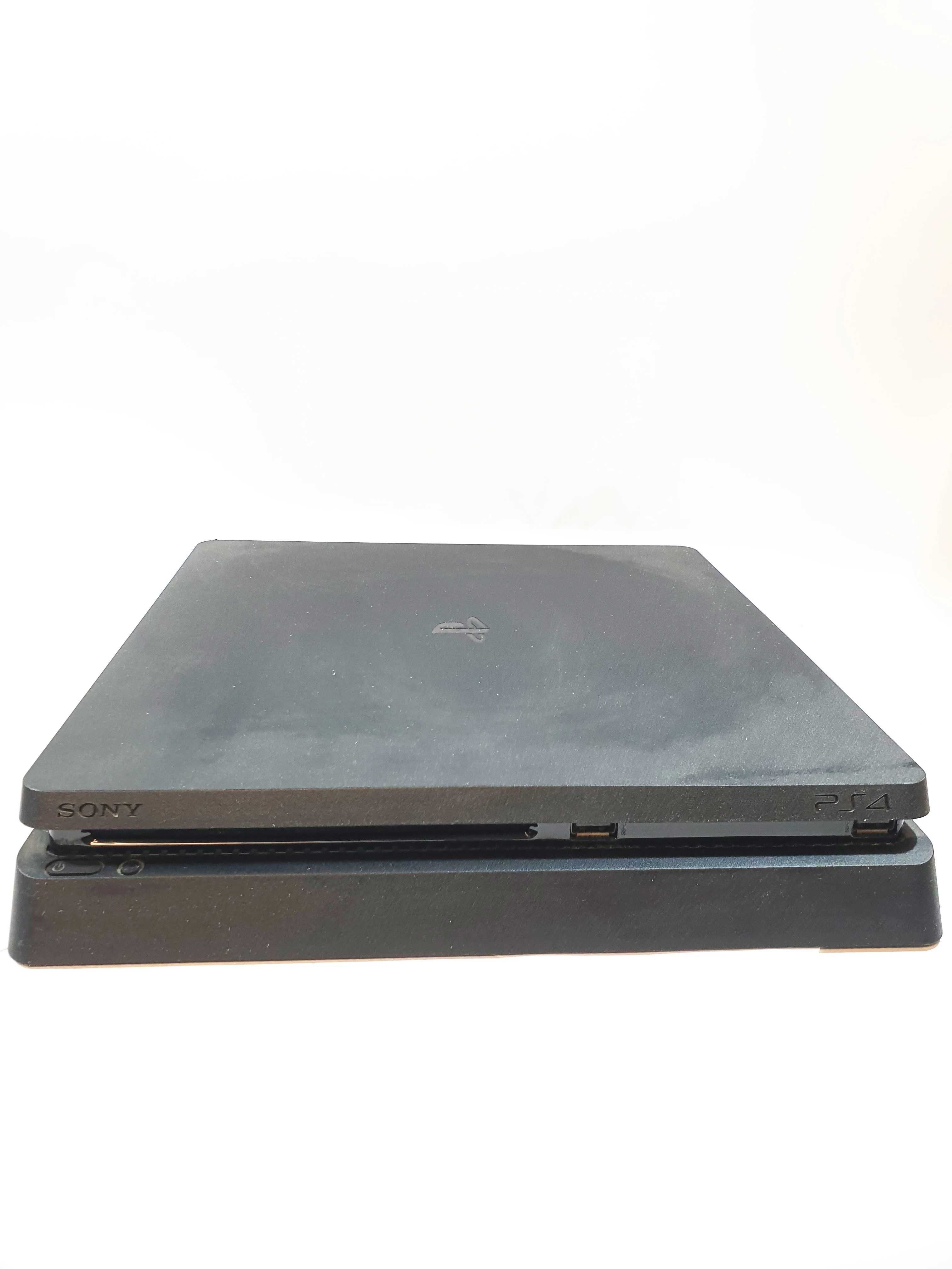 konsola ps4 2 pady i stacja ładowania
