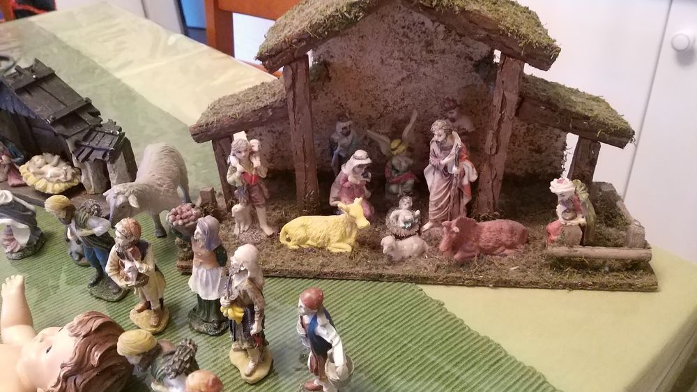 Vendo presépio de Natal com várias  peças