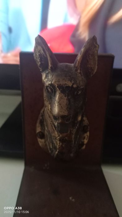 Estatueta em bronze de cão.