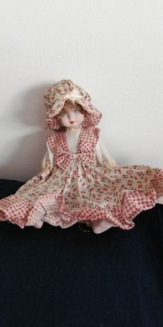 Bonecas de Porcelana com vestido e chapéu - nova