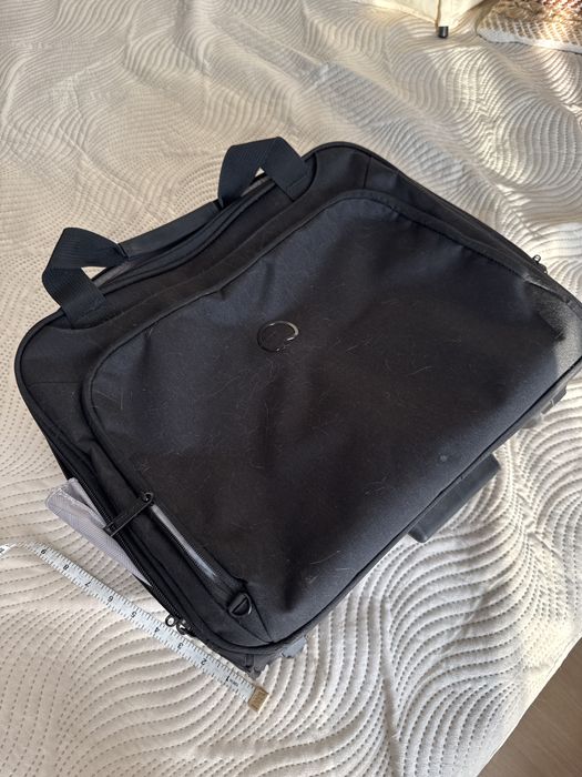 маленька валіза. на колесах