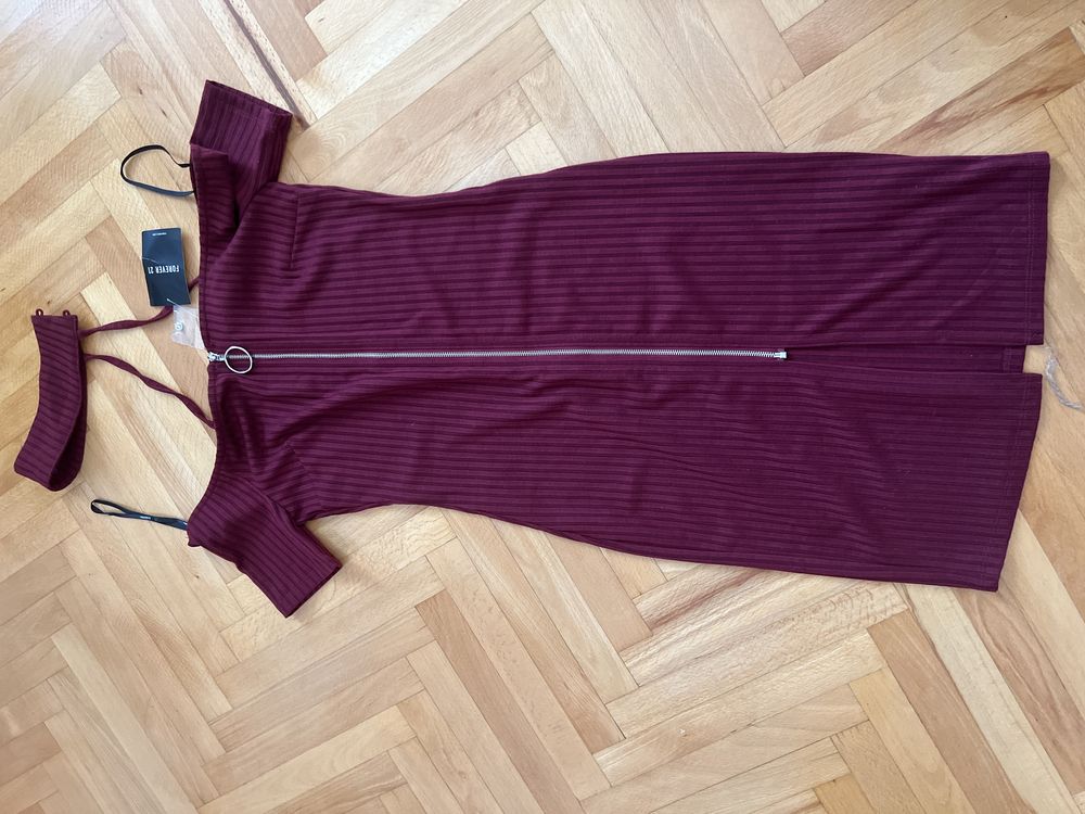 Елегантна сукня Forever 21 у трендовому бордо з чокером