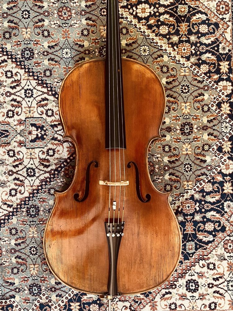 Violoncelo construído à mão.