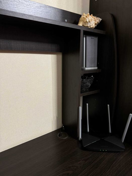 Стіл комп'ютерний стіл підвісний для навчання та роботи гарний стан