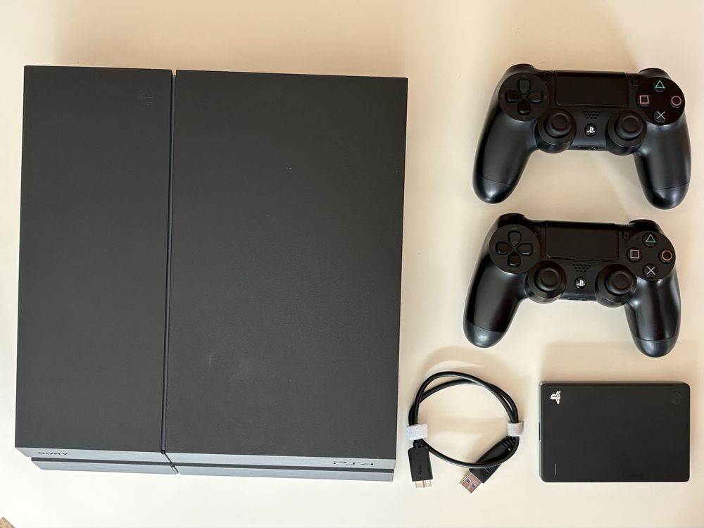 PS4 500 GB + 2 Tb HDD + 2 Comandos