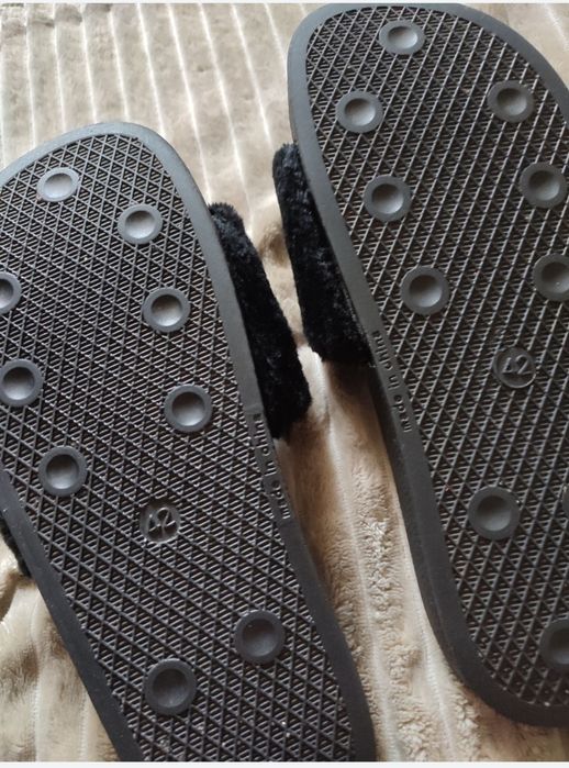 Шлепанці з хутром нові