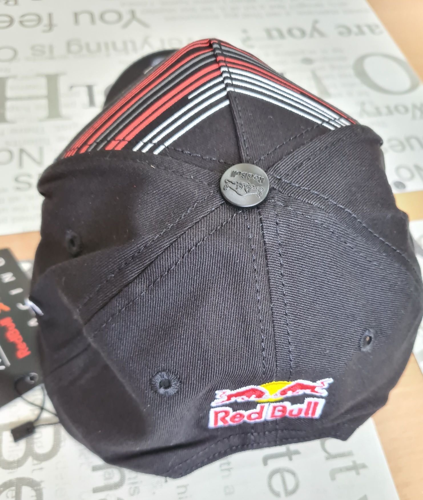 Czapka z daszkiem RED BULL rozmiar uniwersalny regulowany.
