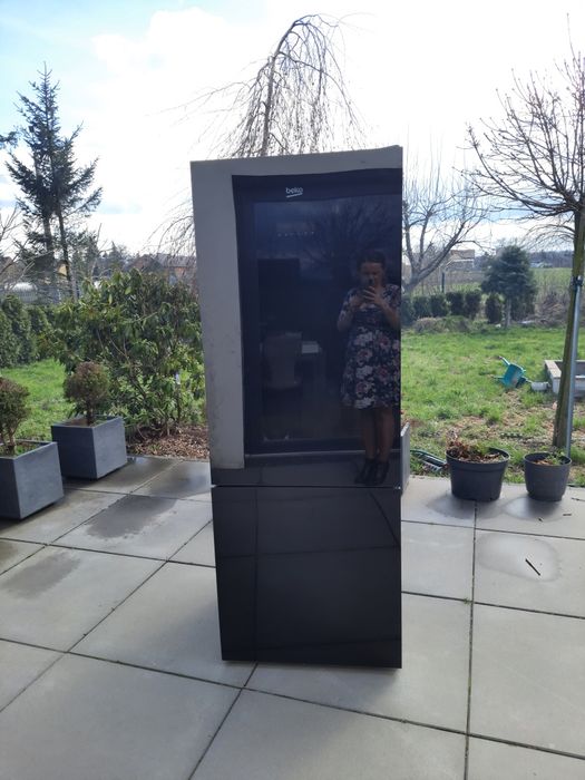 Czarna szklana lodowka Beko zamrazarka