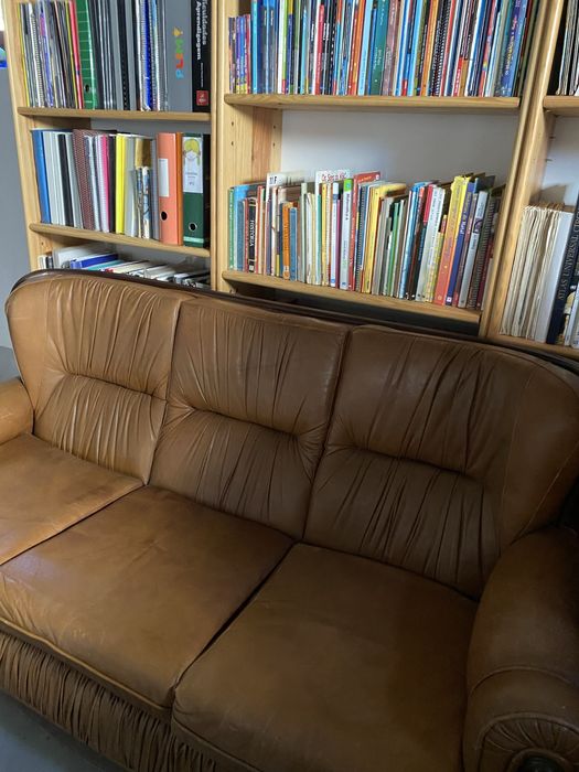 2 sofás individuais e um sofá cama