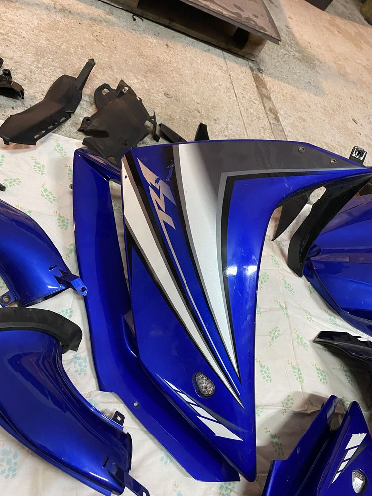 Czacha bok ogon owiewki śruby yamaha yzf r1 rn19 czesci 07-08