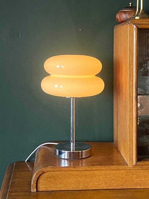 Lampa stołowa ze szklanym kloszem