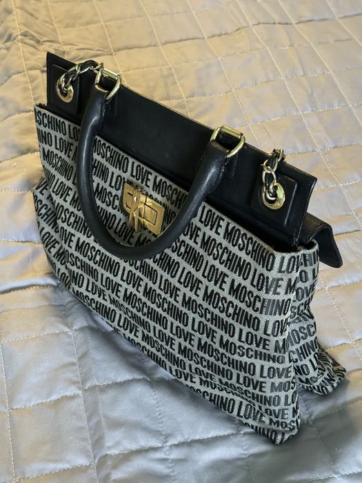 BOLSA MARCA MOSCHINO, em pele e lona.