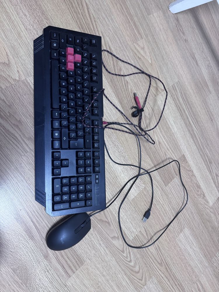 klawiatura gamingowa i myszka