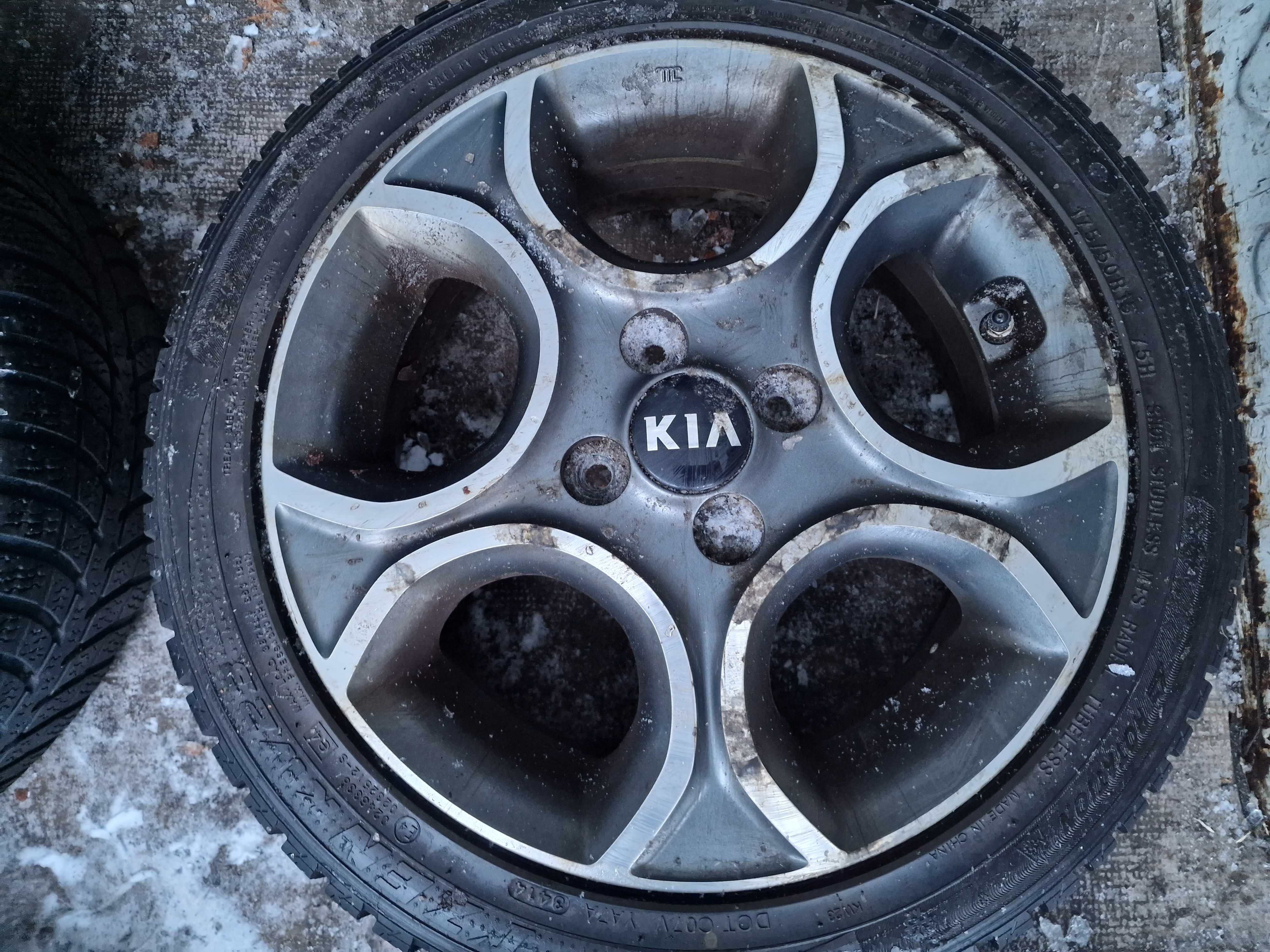 4 Oryginalne Koła KIA 4x100 ET 52 Opony zimowe 175/50 15" Kumho