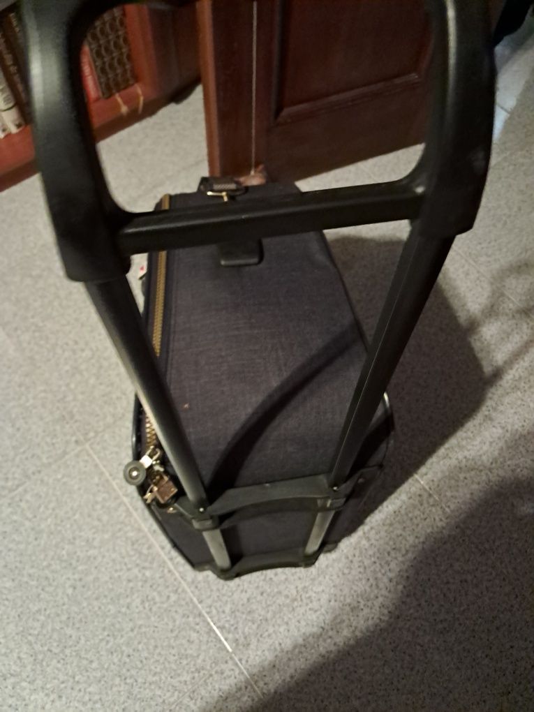 Mala de viagem  com trolley mas dá para usar de tiracolo