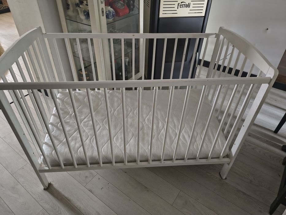 Łóżeczko białe w dobrym stanie