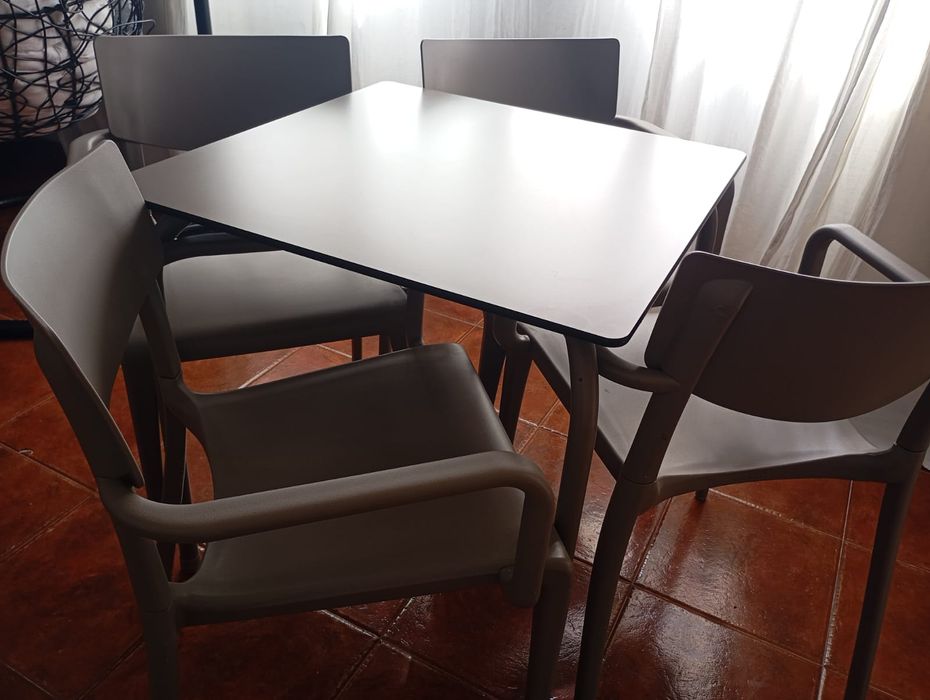 Conjunto Mesa + 4 cadeiras