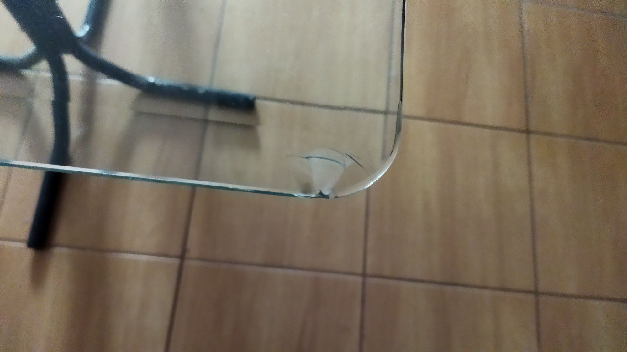 Mesa com tampo em vidro