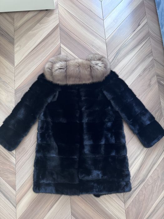 Шуба норковая с капюшоном из куницы