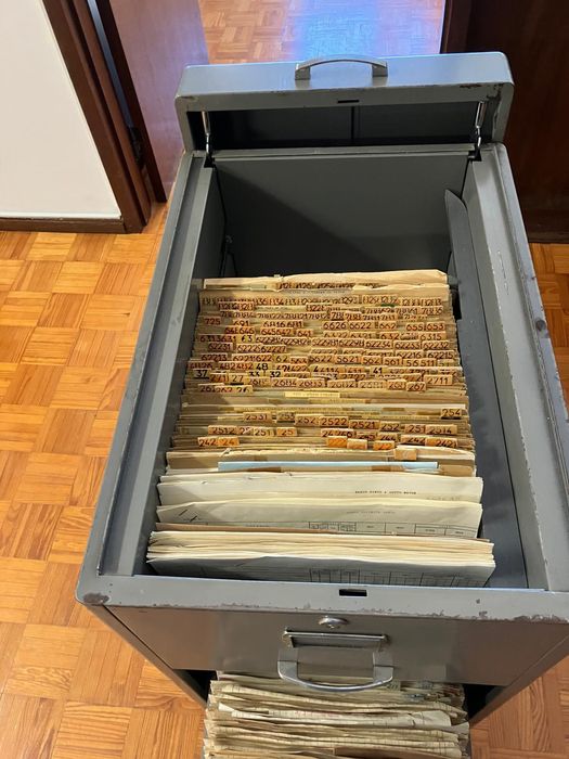 Móvel metálico rodado com dois compartimentos