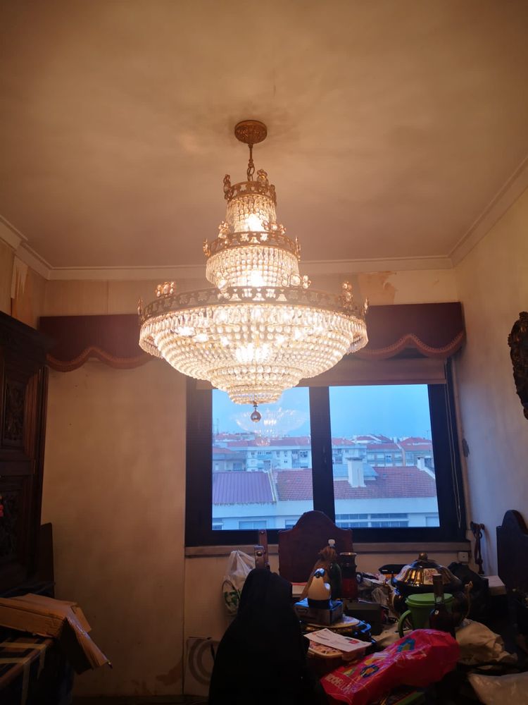 Lustre estilo francês com peças em cristal, em excelente estado