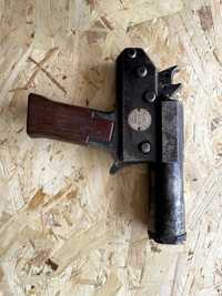 Pistola antiga de origem inglesa para uso veterinário obsoleta