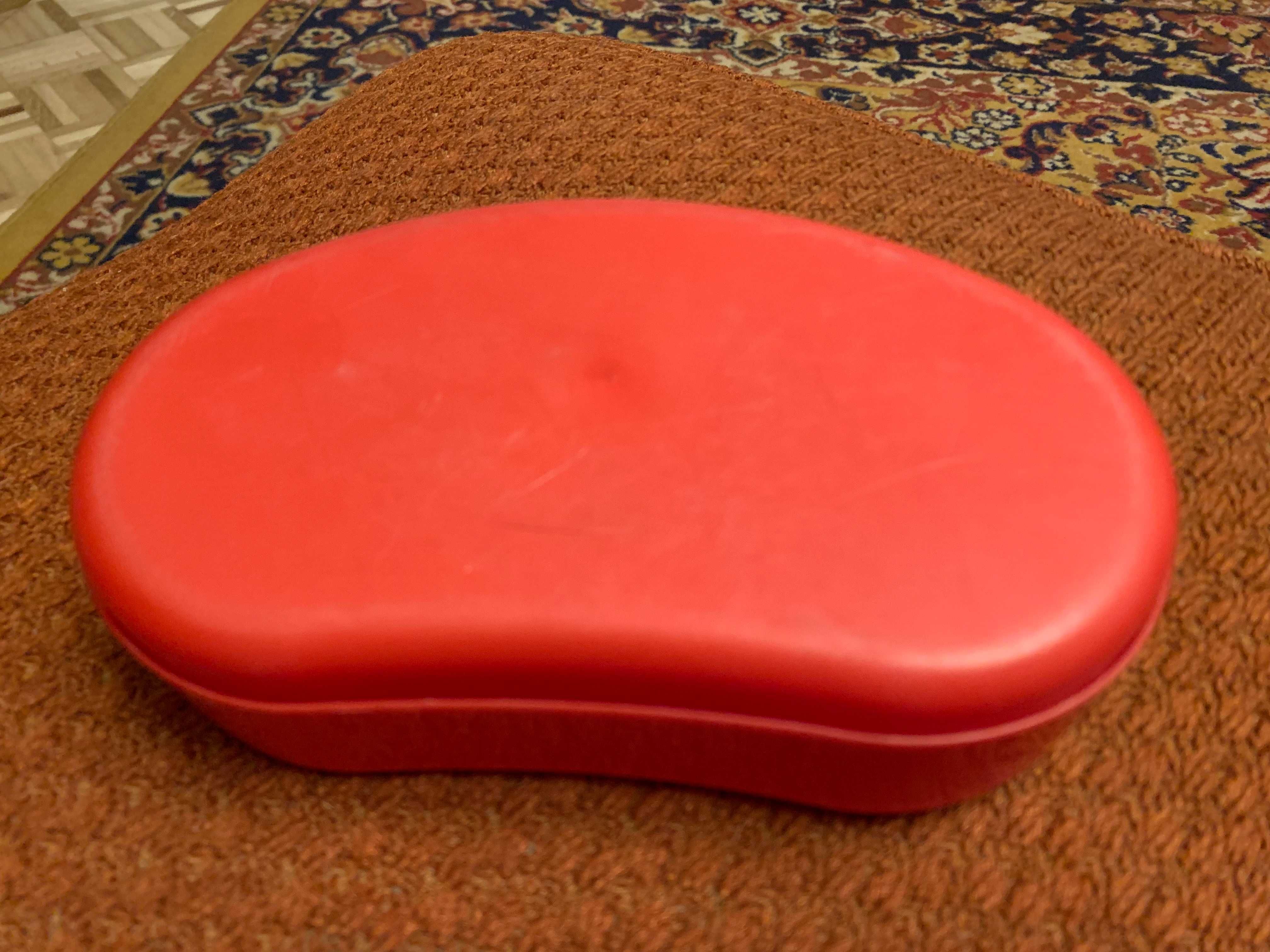 Czerwona śniadaniówka PRL pojemnik na kanapki plastikowy