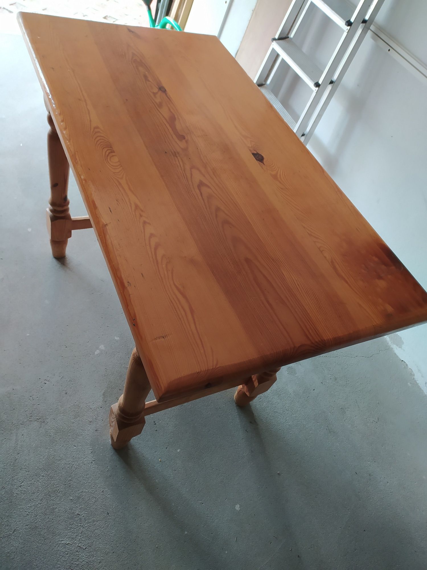 Stary stół z litego drewna