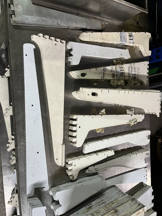 Braços para prateleiras de modulos de supermercado , etc