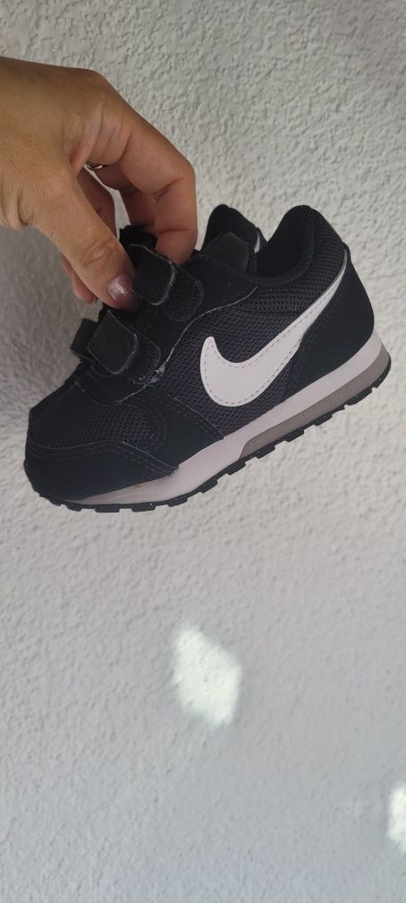 Czarne Dziecięce adidasy Nike MD Runner  806255 rozm. 22