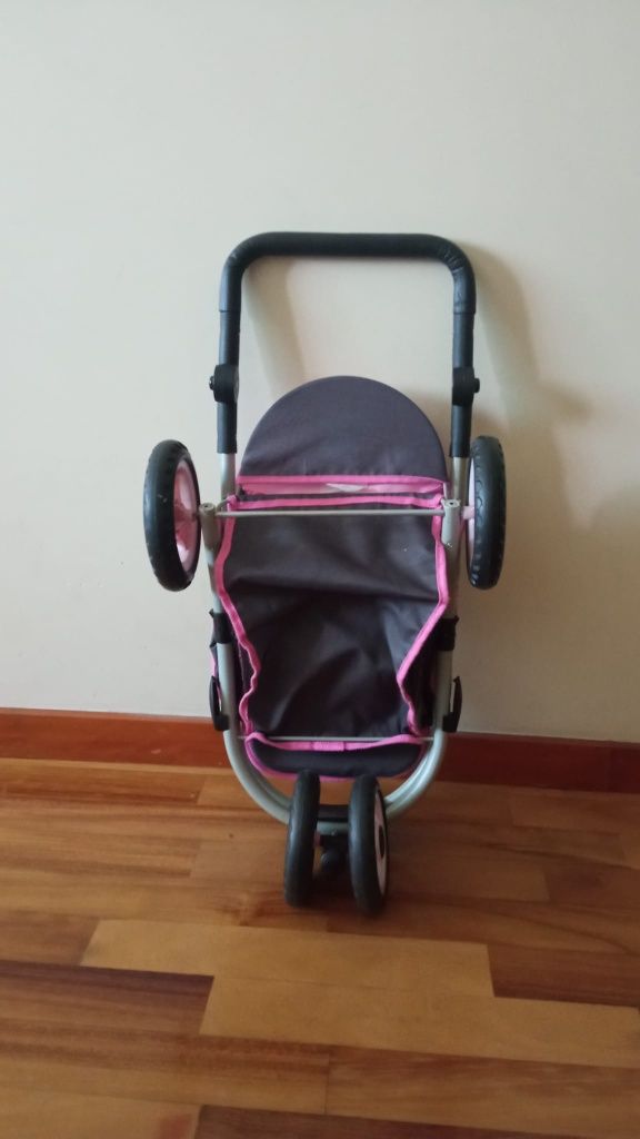Carrinho de bebé de bonecas.
