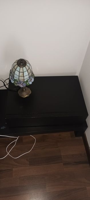 Cama + mesas de cabeceira + estrado