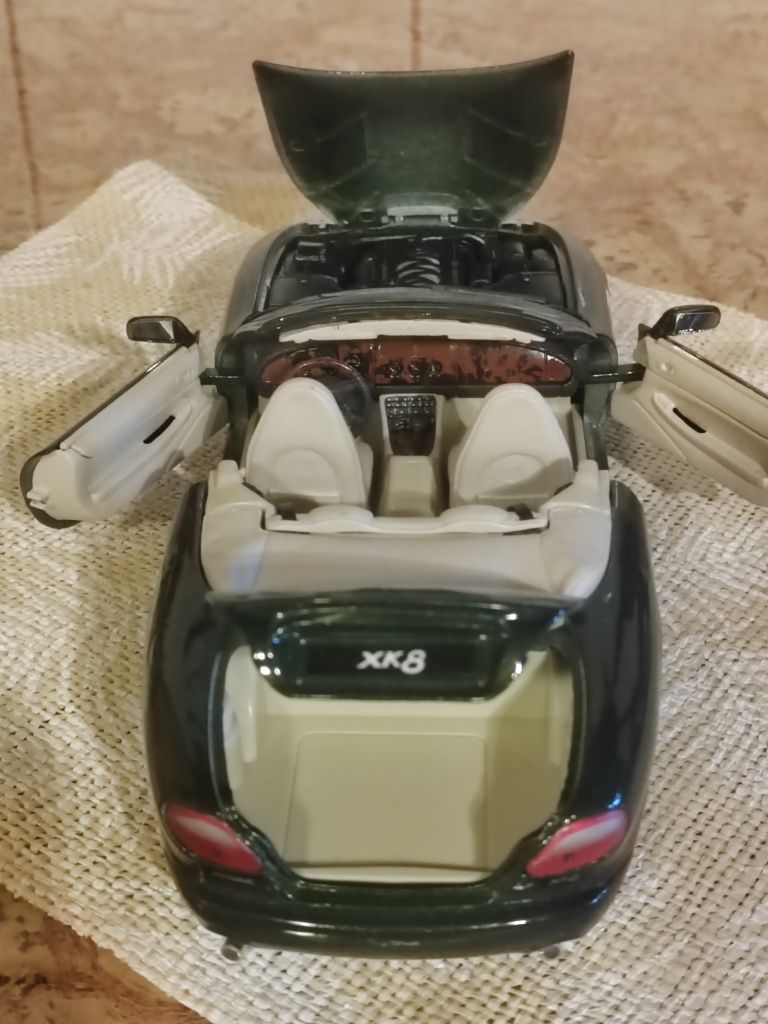 Model Jaguar XK 8 firmy maisto