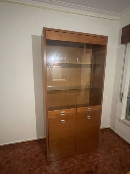 Cristaleira pinho mel  em madeira com  pratileira de vidro e arrumacao