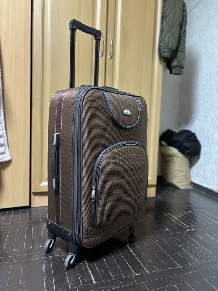 Коричневий валіза на колесах