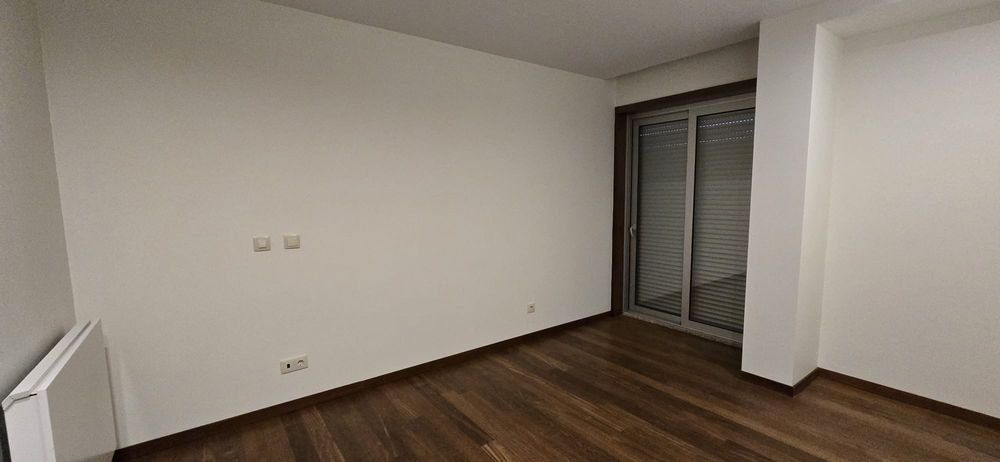 Apartamento T3 com varandas e garagem na Meadela