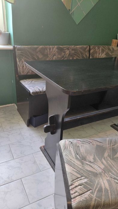 Narożnik kuchenny + stół + dwie pufy