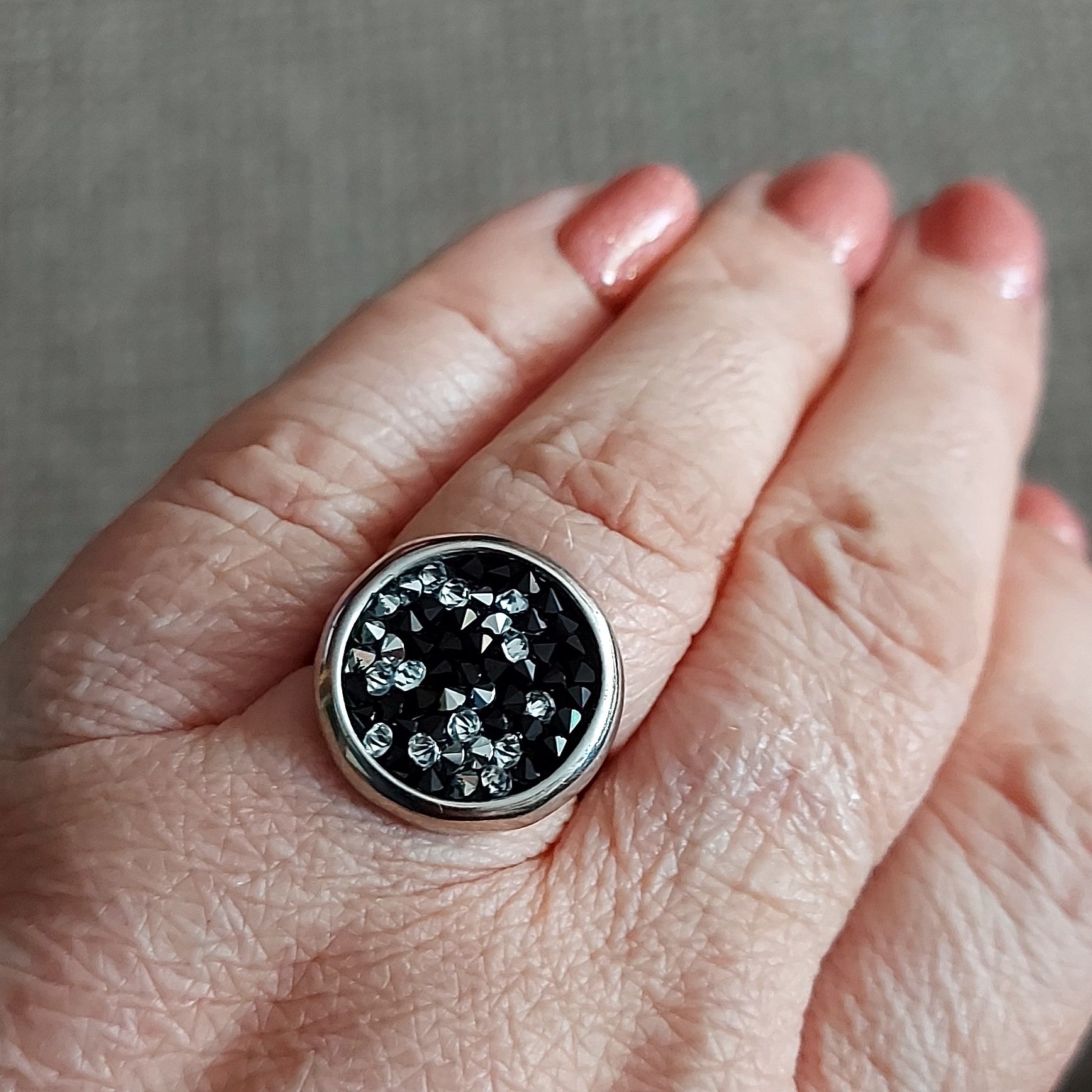 Srebrny pierścionek z kryształkami
