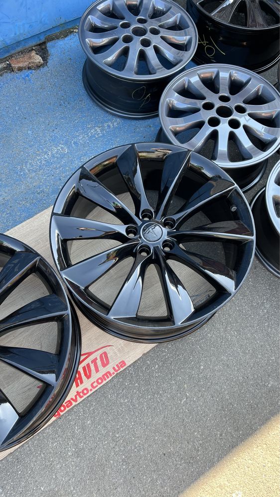 Goauto різнош диски Tesla 5/120 r21 et40 9j dia64.1 в чорному глянці