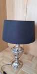 Lampa chromowana z czarnym abażurem