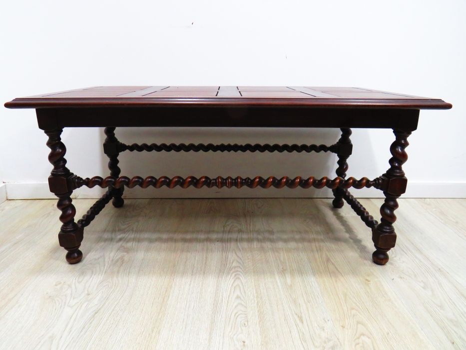 Mesa de centro de torcidos e tremidos.