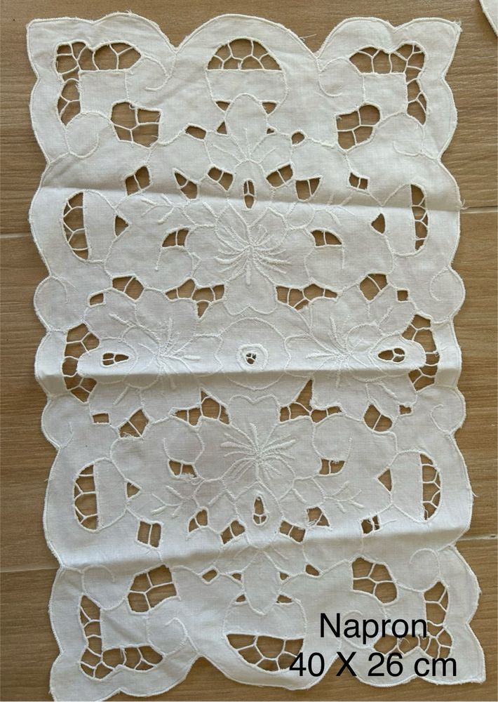 Conjunto de 4 naprons e capa almofada bordados em linho