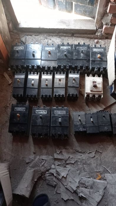 Електричні вимикачі,пускачі ,реле часу та інше