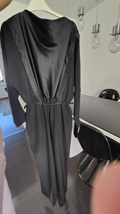 Czarny kombinezon atlasowy przód S M/L