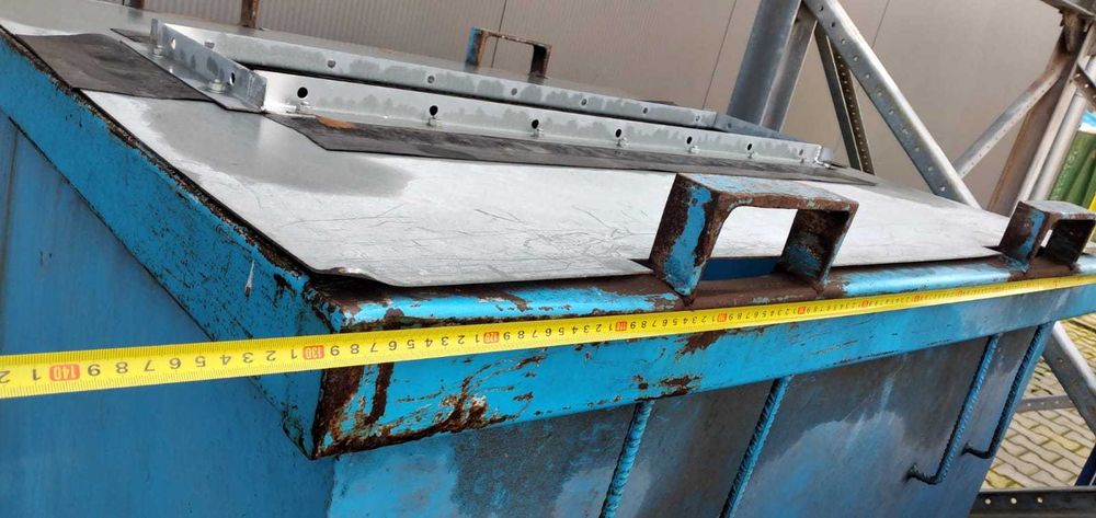 Kontener metalowy z otwieranym dnem i uszami