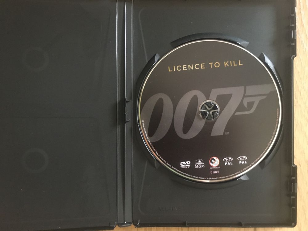 3 DVD's 007 - Licença para Matar, Vive e Deixa Morrer e Casino Royale